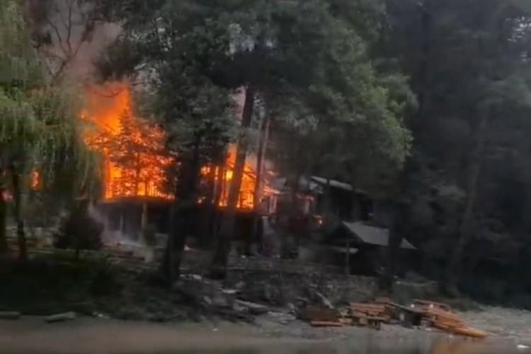 Požar su lokalizovali pripadnici Teritorijalne vatrogasne jedinice Foča - Avaz