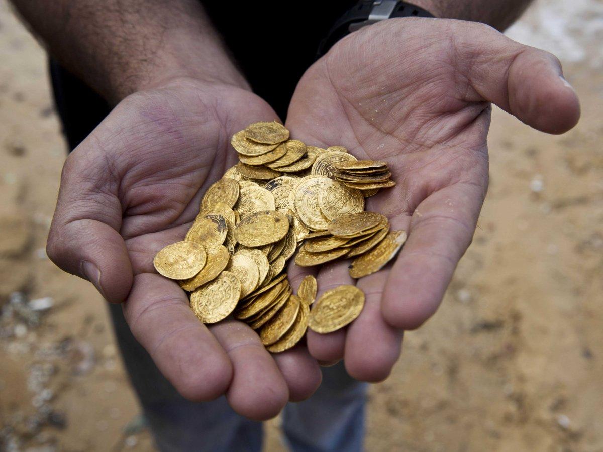 Britanski par pronašao je više od 260 drevnih zlatnika skrivenih ispod kuhinjskog poda - Avaz