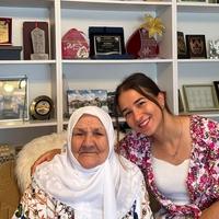 Nana Fata u društvu unuke Azre čestitala Bajram svim muslimanima širom svijeta