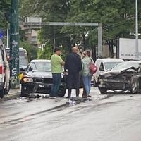 Haos na Grbavici: U nesreći demolirana dva automobila