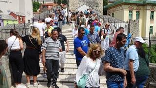 Gužva u Mostaru: Turisti uživali u ljetnom danu