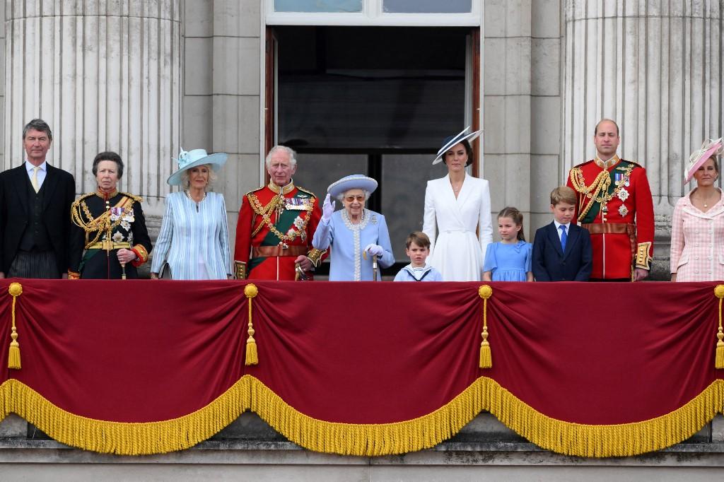 Kraljica Elizabeta proslavila veliki jubilej: Koliko su "teški" članovi kraljevske porodice