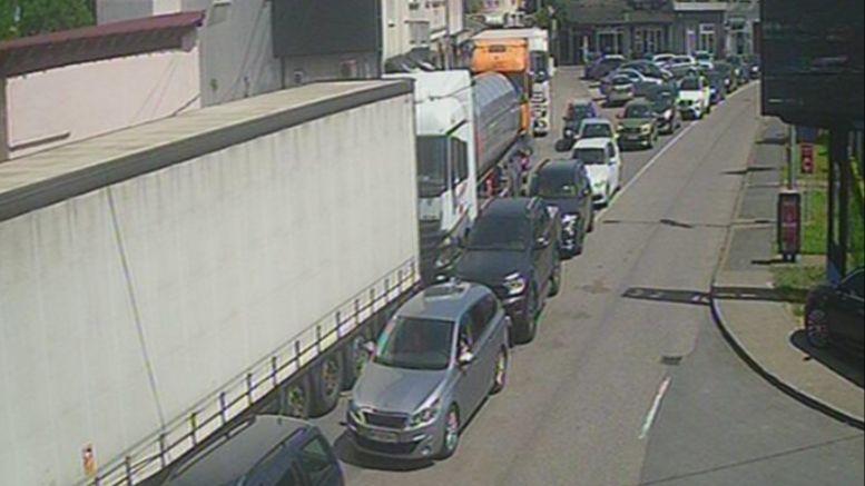 Na graničnim prelazima Velika Kladuša, Bosanska Gradiška i Gradina duge kolone vozila na izlazu iz BiH