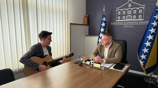 Direktor zeničkog zatvora Rusmir Isak ugostio takmičara "Zvezda granda": Ovaj mu zapjevao "Zenica blues"