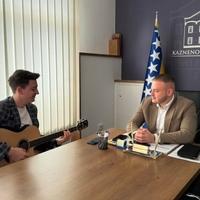 Direktor zeničkog zatvora Rusmir Isak ugostio takmičara "Zvezda granda": Ovaj mu zapjevao "Zenica blues"